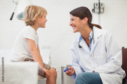 Doctor smiling to a child © WavebreakmediaMicro
