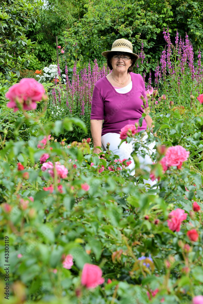 fröhliche Seniorin im Garten fröhliche Seniorin im Garten