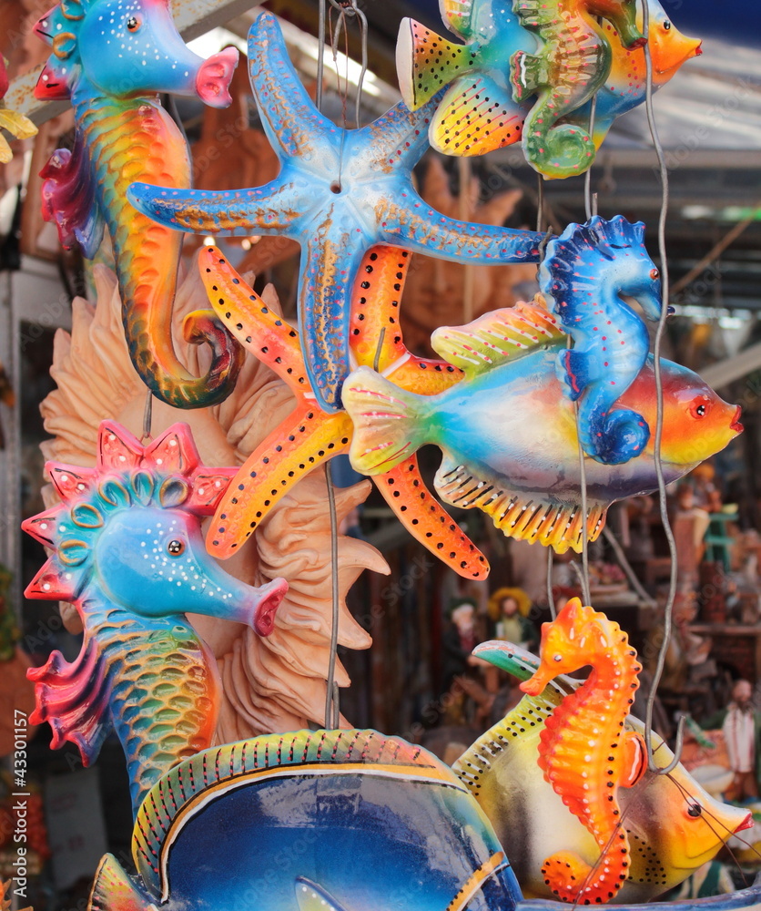 Pesci colorati di ceramica