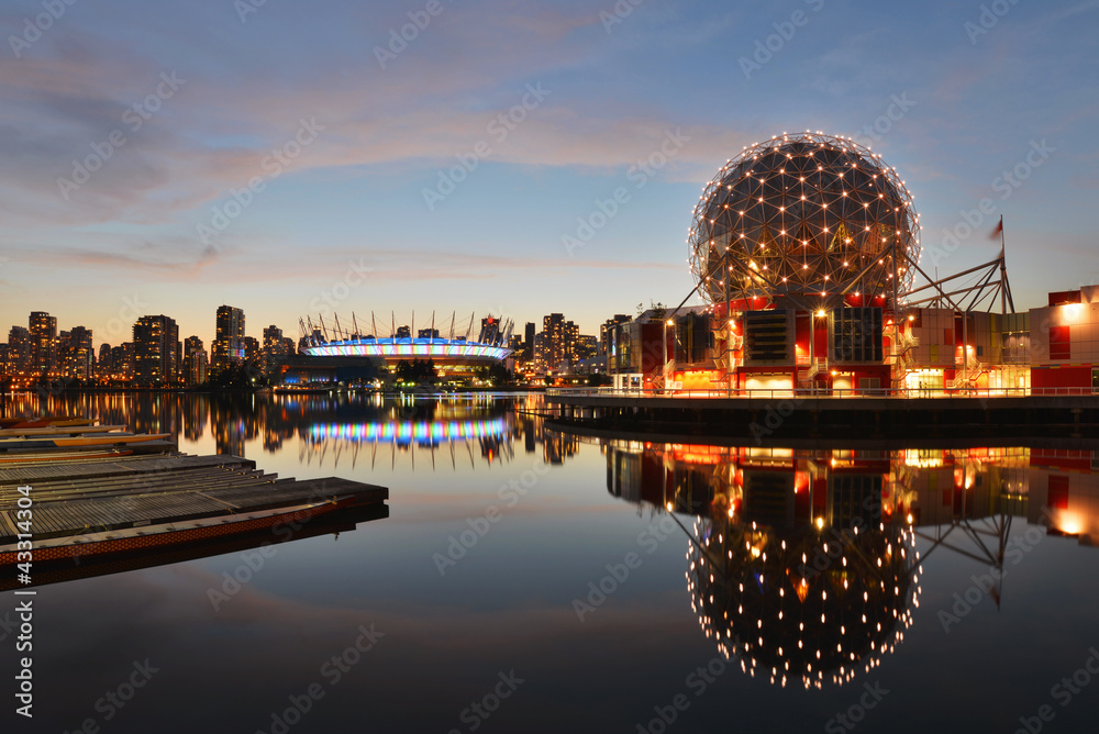 Naklejka premium Vancouver Science World i BC Stadium nocą
