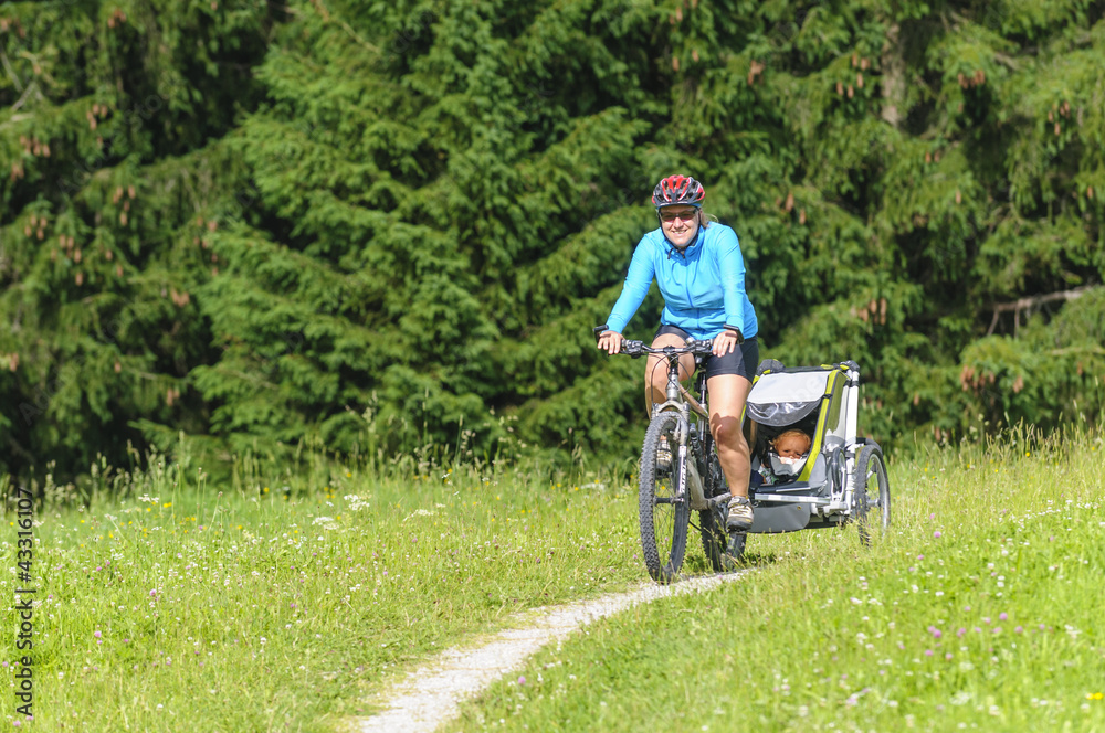 Obraz premium Mutter mit Sohn beim Radeln