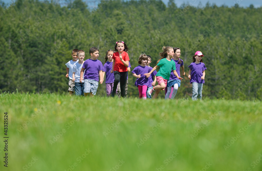 Obraz premium happy kids group have fun in nature