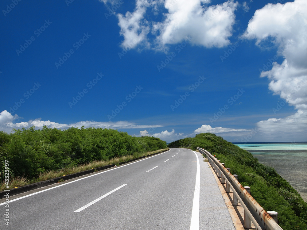 宮古島の海沿いの道路 宮古島の海沿いの道路