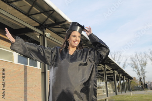 estudiante alegre festejando su graduación