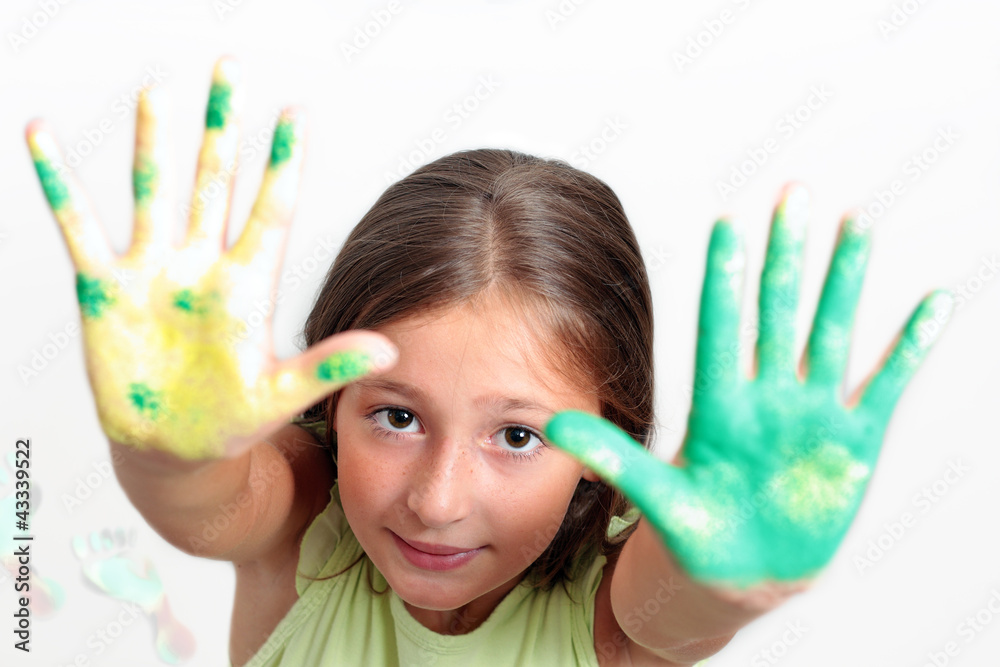 Ragazzina mostra le mani colorate Ragazzina mostra le mani colorate