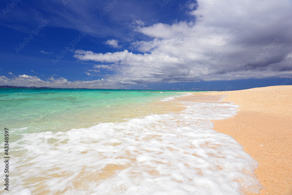 Obraz premium 水納島の美しいビーチを夏の空