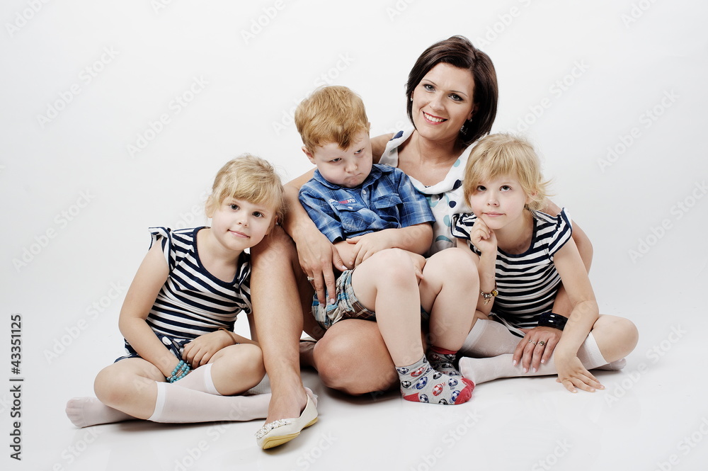 Obraz na płótnie Happy mum with kids  w salonie