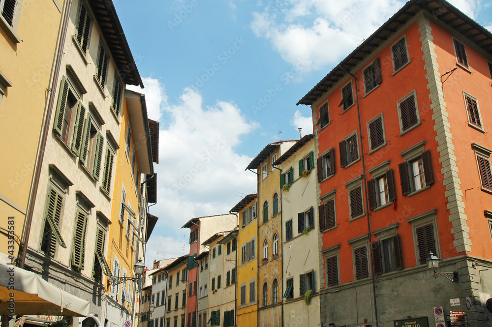 Fototapeta Via di Firenze con case colorate, Italia