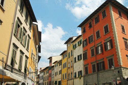 Via di Firenze con case colorate, Italia © Eleonora Lamio