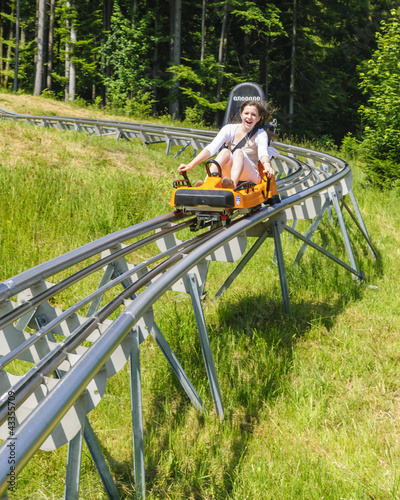 abwärts auf der Rodelbahn