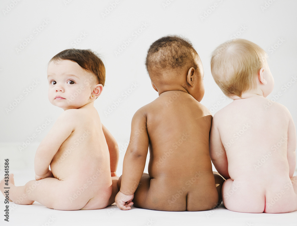 голые малыши Nude babies sitting on floor фотография Stock | Adobe Stock