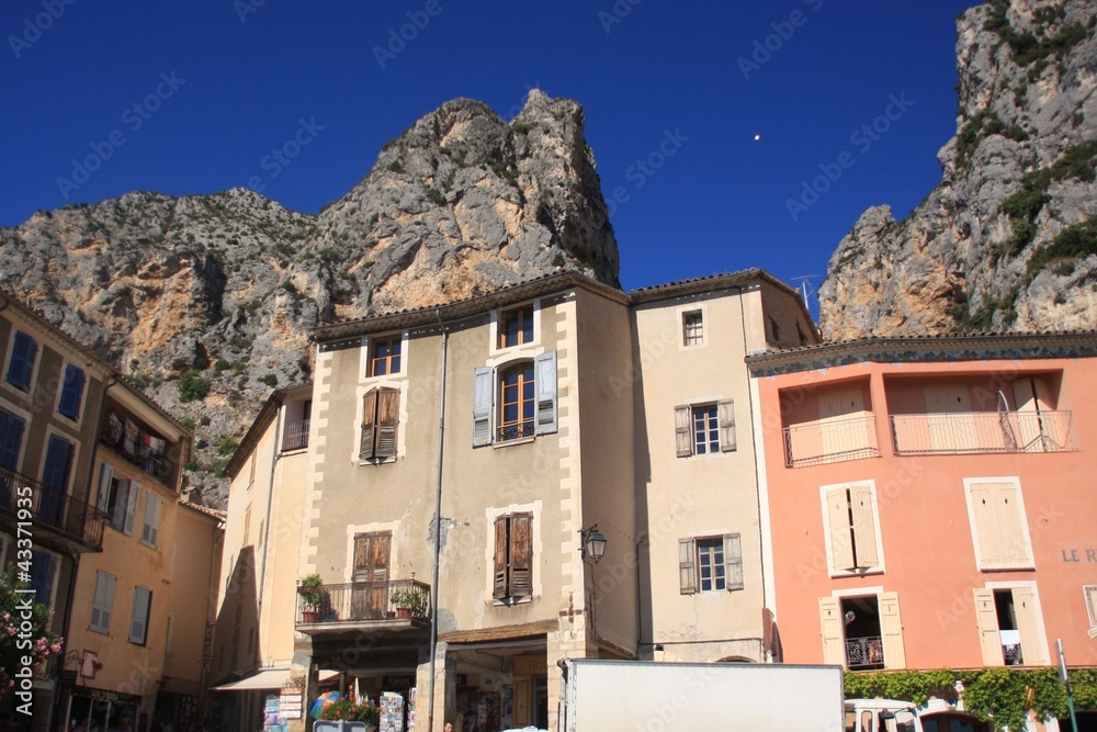 jolies maisons de Moustiers Sainte Marie