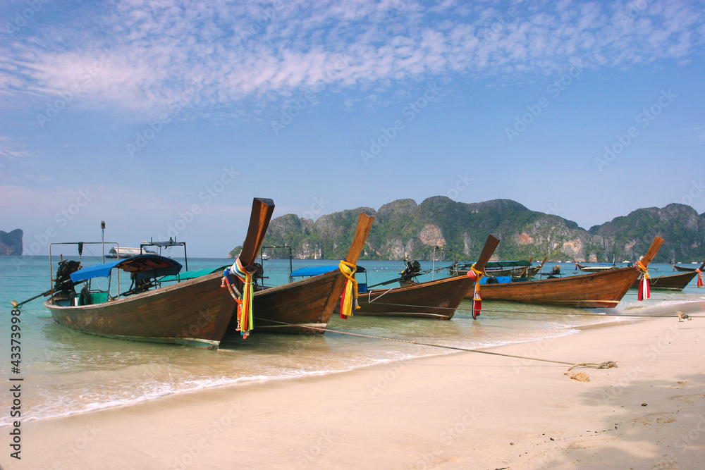 Fototapeta premium Beautiful Long beach, Phi Phi island, Thailand