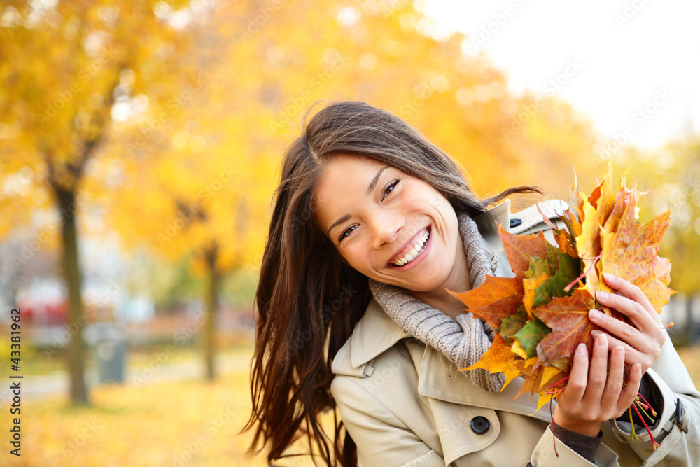 Fototapeta premium Fall woman playing with leaves