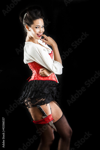 Foto attractive brunette woman with bloody knife