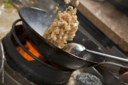 Fototapet Cooking asian stir fry in wok