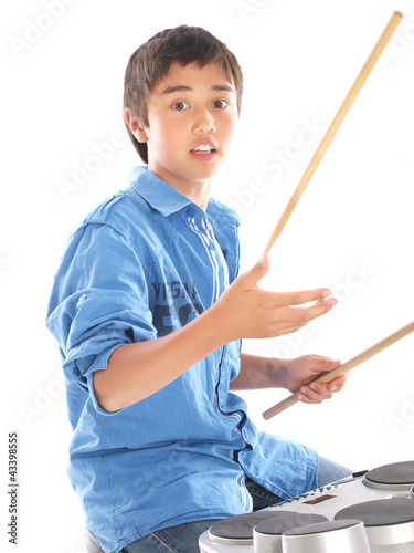 kind spielt e drums