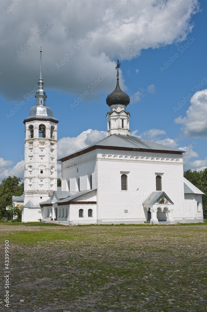 Православная церковь с высокой колокольней в Суздале.