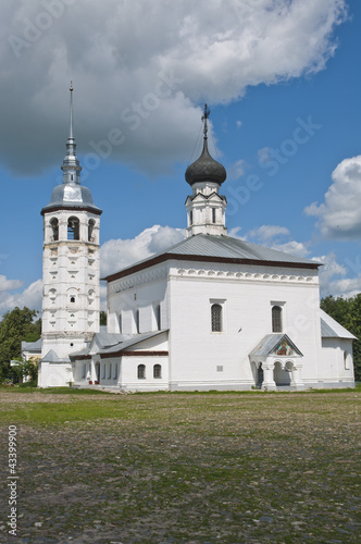 Православная церковь с высокой колокольней в Суздале.