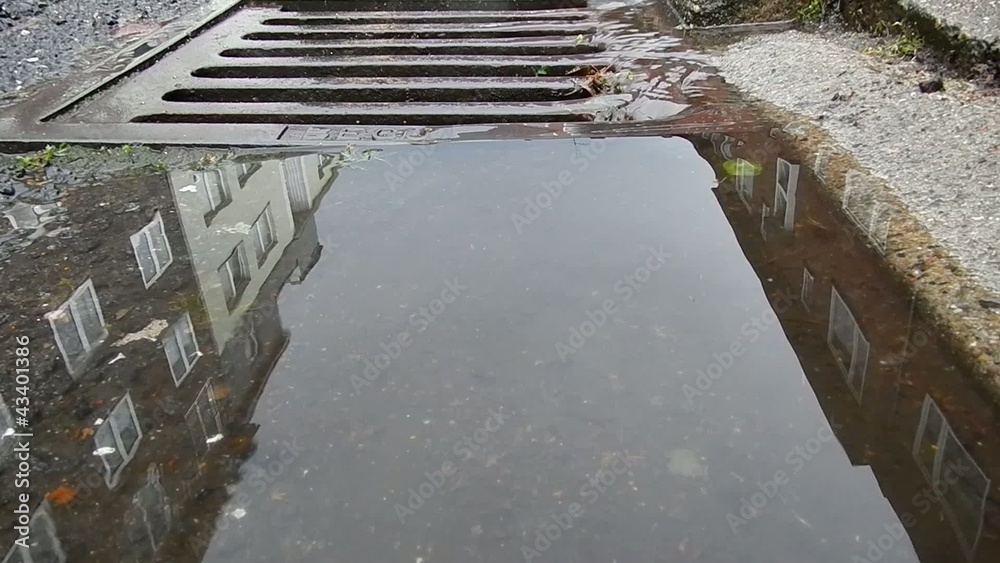 Regenwassser läuft in einen Gully