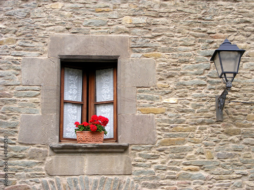 Ventana en construcción de piedra, Rupit, Barcelona