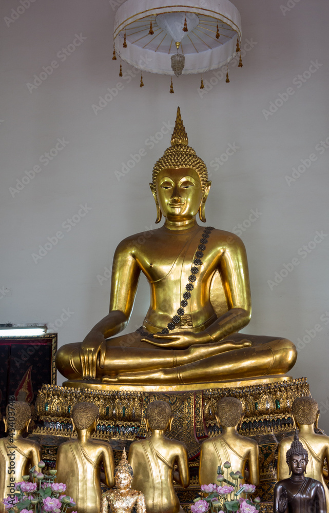 Single ornate buddha statue in Wat Po temple Single ornate buddha statue in Wat Po temple