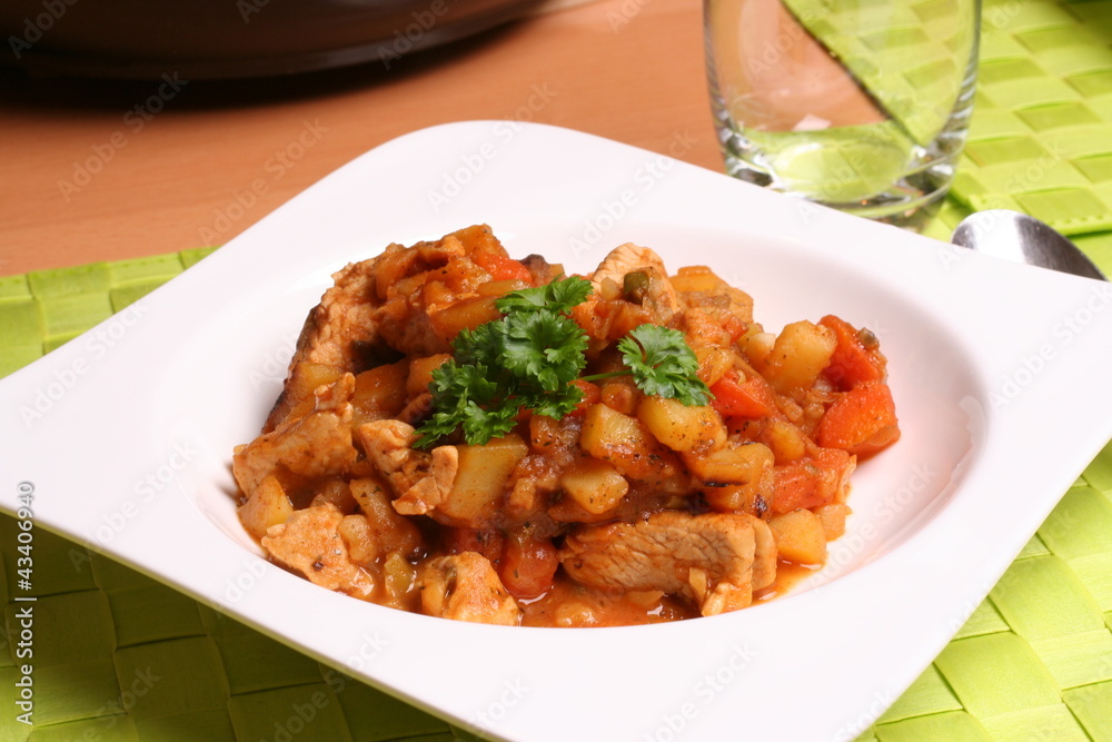 Fototapeta premium Putenfleisch mit Kartoffeln und Karotten