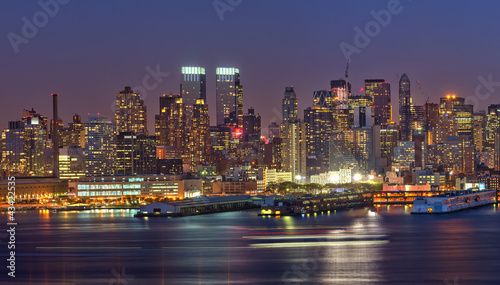 Manhattan at night © sborisov