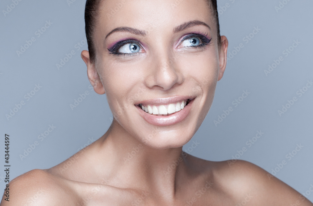 Portrait of happy brunette woman with beautiful eyes - obrazy, fototapety, plakaty 