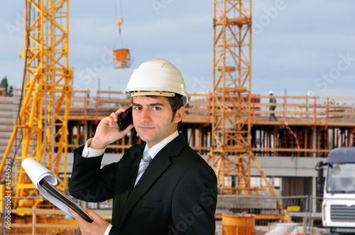 Bauingenieur mit Helm auf Baustelle photo