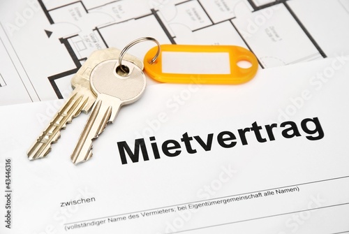 Mietvertrag mit Schlüssel und orangem Anhänger