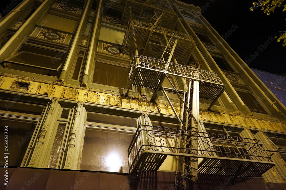 Fototapeta premium Feuerleitern an der Hausfassade