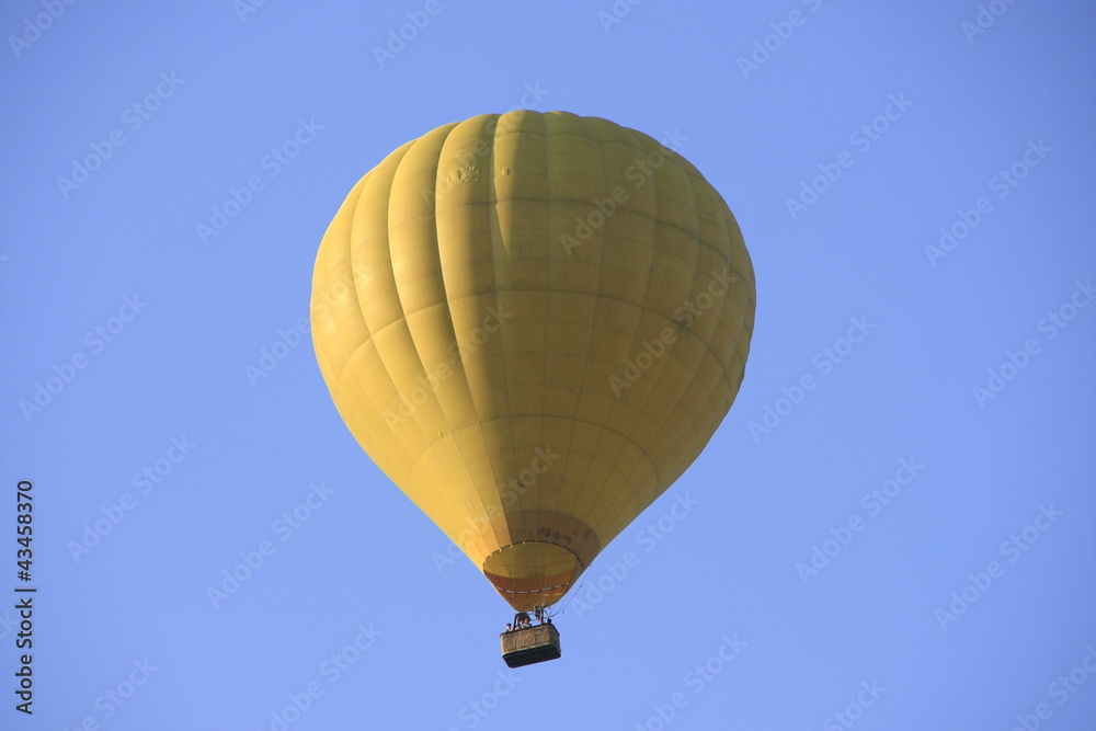 Naklejka premium Hot-air balloon in a blue sky