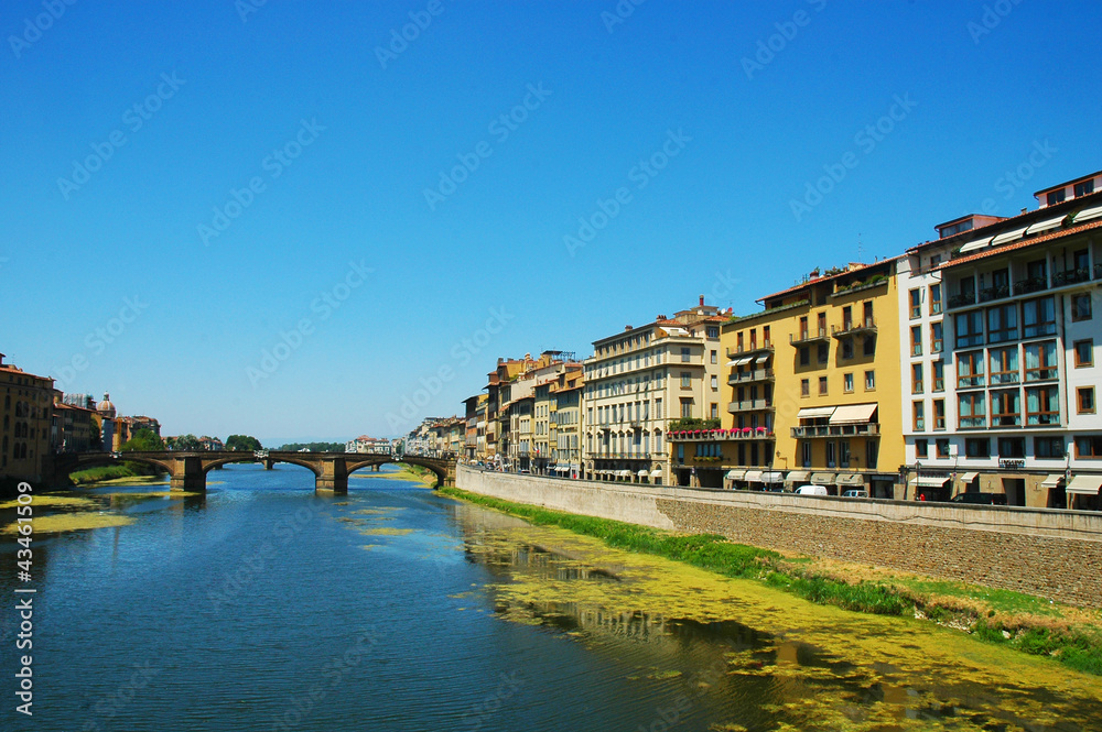Vista del fiume Arno in una giornata estiva, Firenze, Italia