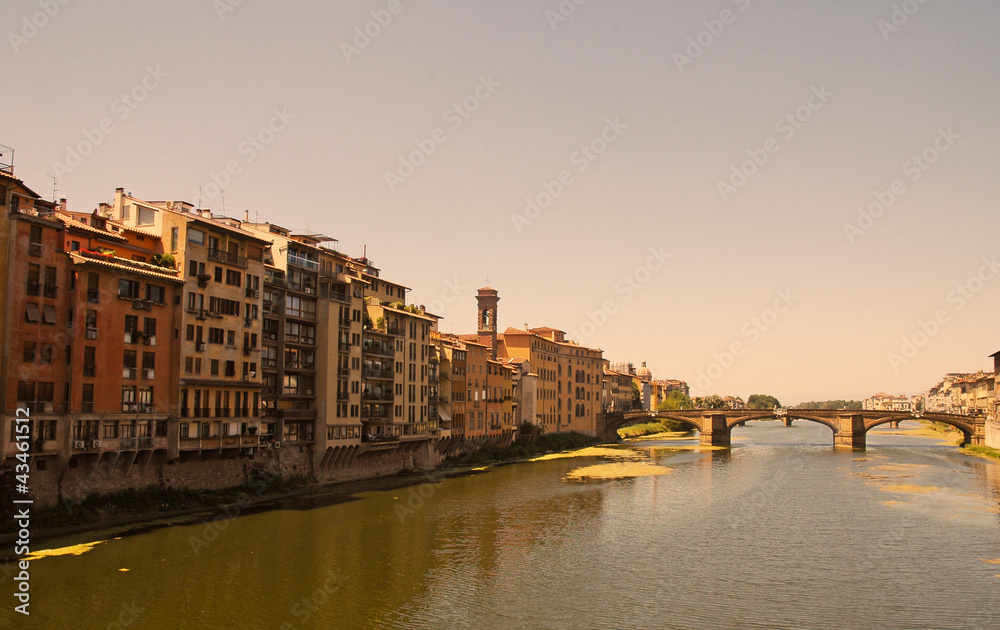 Il fiume Arno al tramonto dal ponte Vecchio, Firenze, Italia