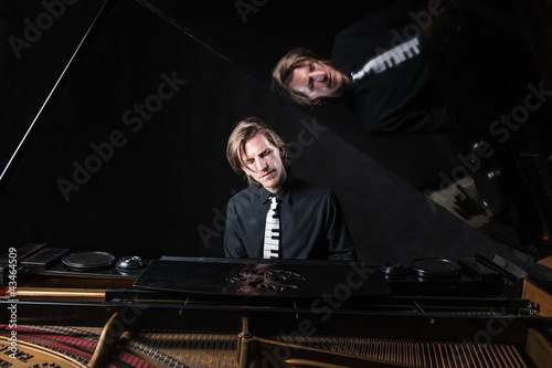 Musiker am Piano photo