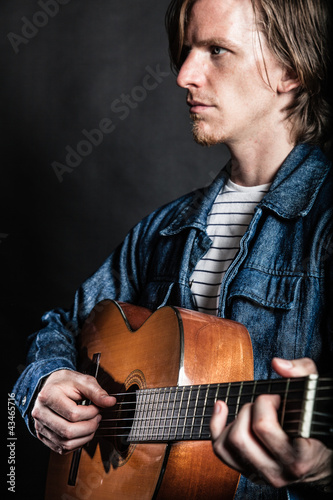 Musiker spielt Gitarre photo