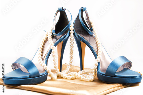 Elegant shoes with high heel of silk shantung - pearl necklace