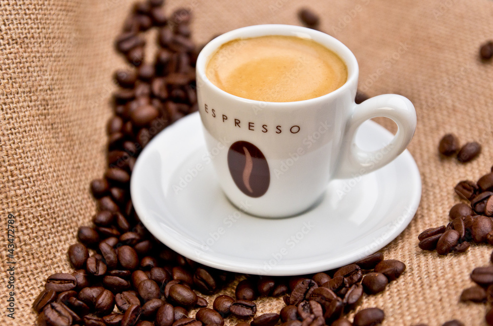 Espressotasse mit Kaffeebohnen Espressotasse mit Kaffeebohnen