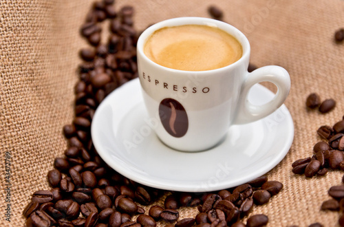 Espressotasse mit Kaffeebohnen