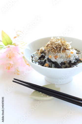 Japanese cuisine, Ochatsuke rice in green tea with small sardine