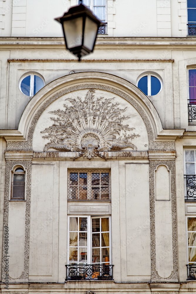Obraz premium Lanterne et façade ancienne