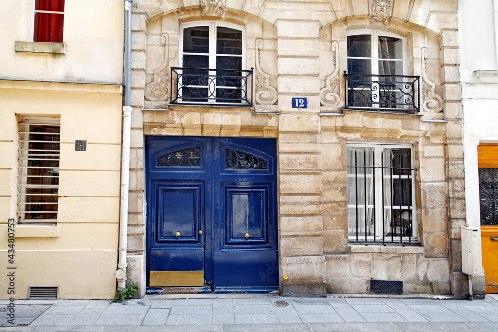 Fototapeta premium Porte bleue sur façade de pierre