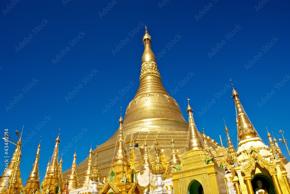 Fototapeta premium golden pagoda