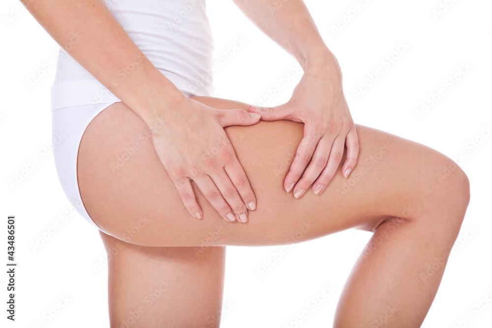 Frau kontrolliert ihre Haut auf Cellulite
