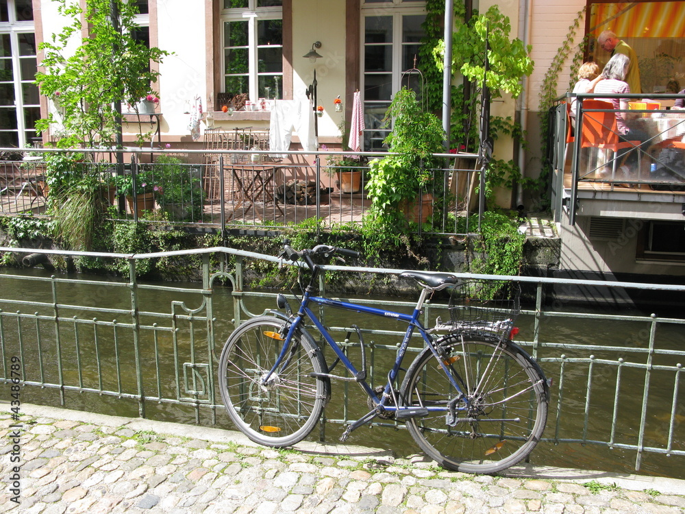 Vélo au bord d'un ruisseau dans la ville de Fribourg-en-Brisgau