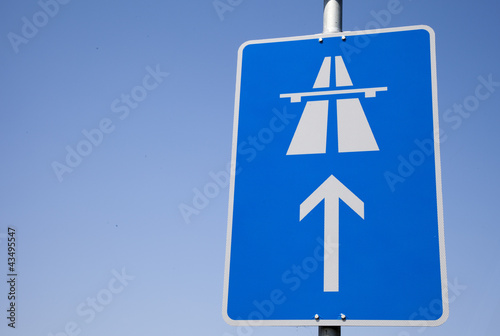 Autobahnschild mit blauem Himmel