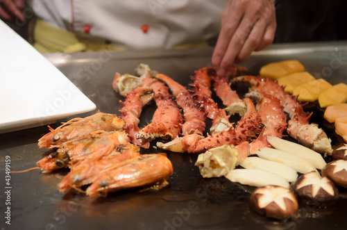 Obraz na plátne Teppanyaki japanese cuisine sauteed seafood