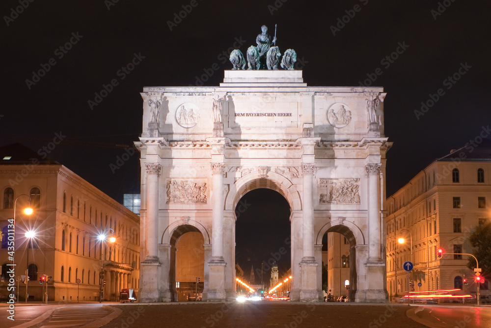 siegestor_munich_night