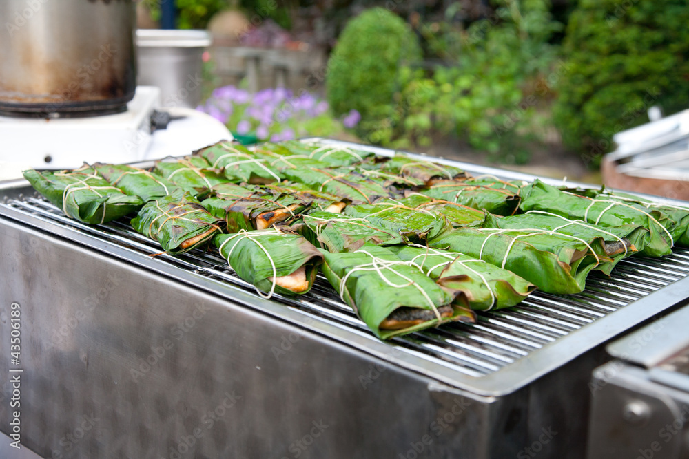Gegrillte Lachsfilets im Bananenblatt